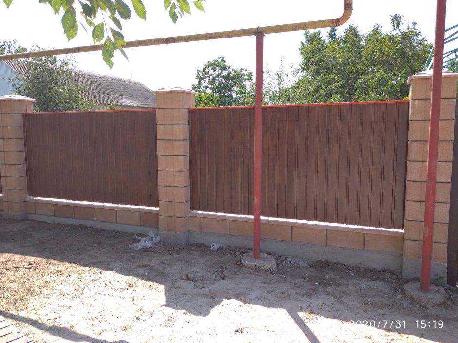 Забор из профнастила с колоннами из француза