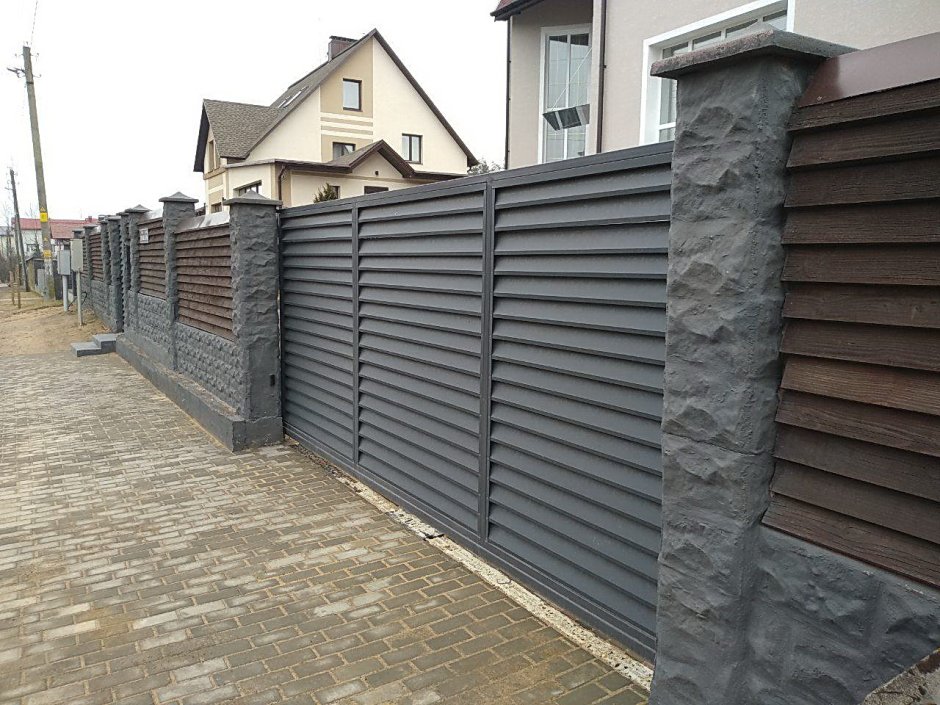 Забор из французского камня и профнастила