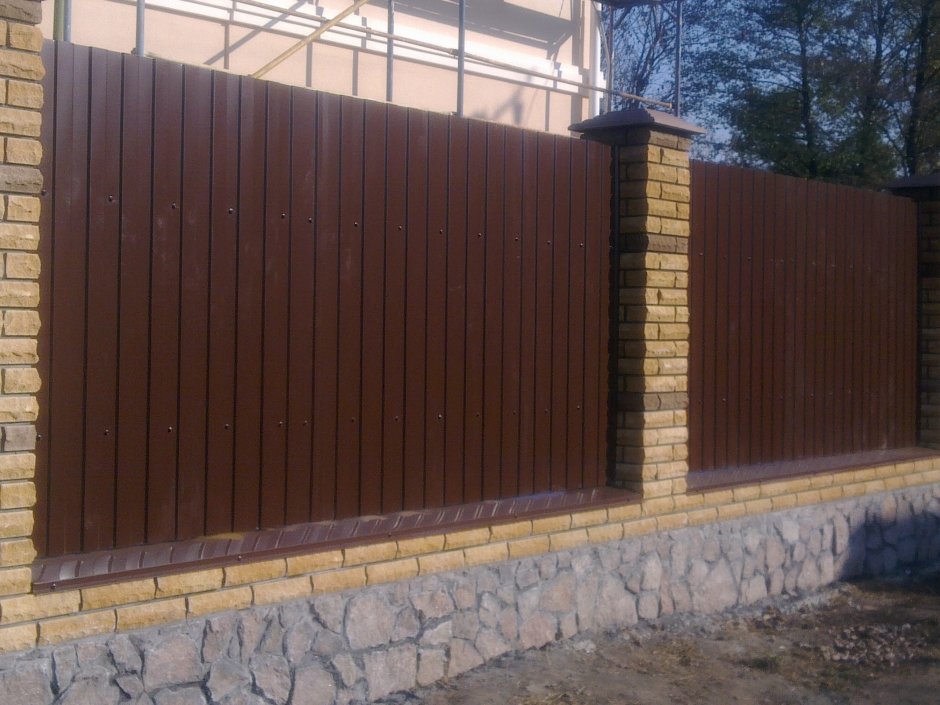 Забор каменные столбы и профлист