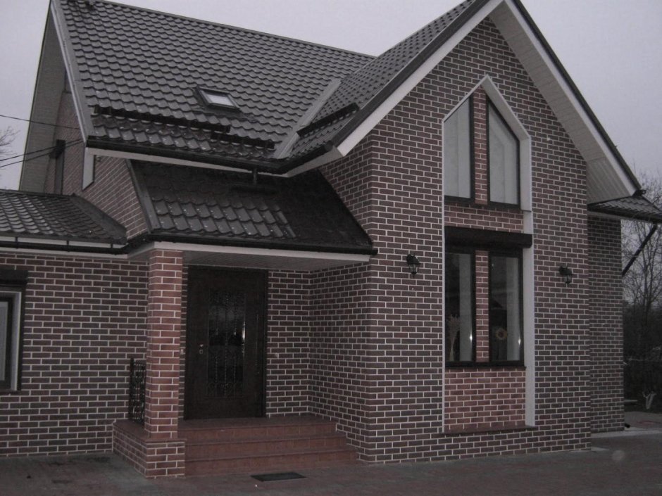 Коричневый кирпичный дом