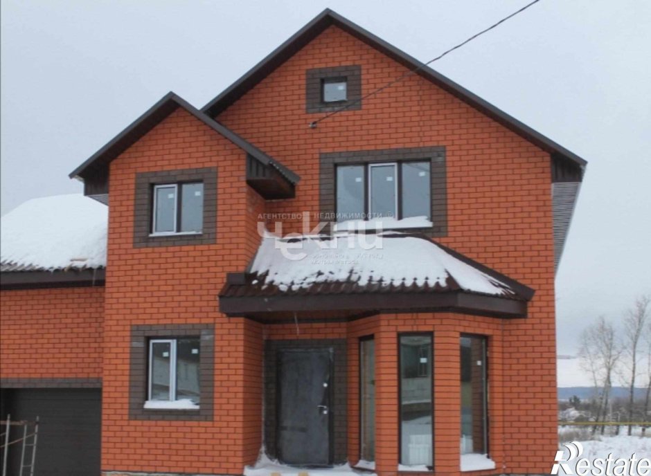 Двухэтажный дом из красного кирпича