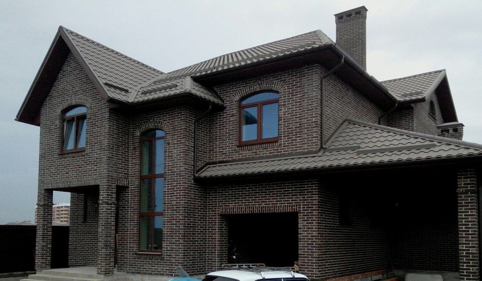 Дом темный кирпич