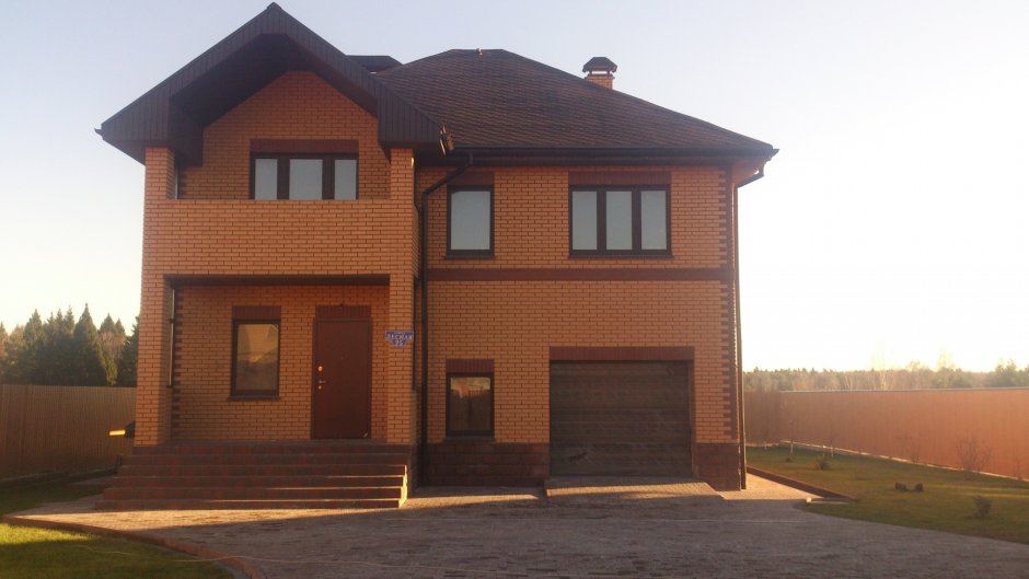 Дом частный двухэтажный кирпичный