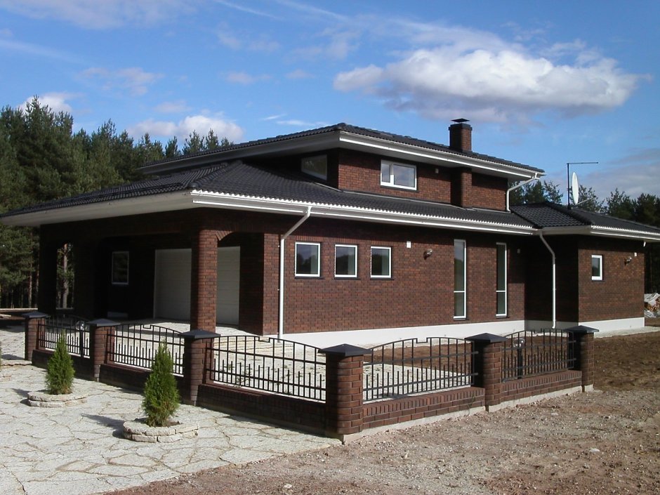 Дом из коричневого кирпича