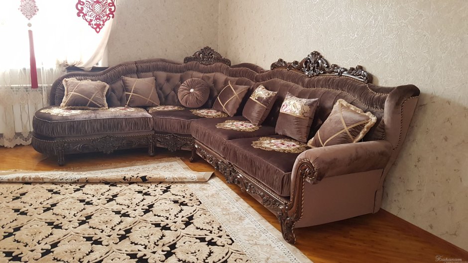 Угловой Холл в Киргу