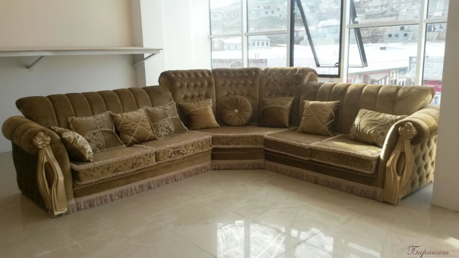 Угловой Холл