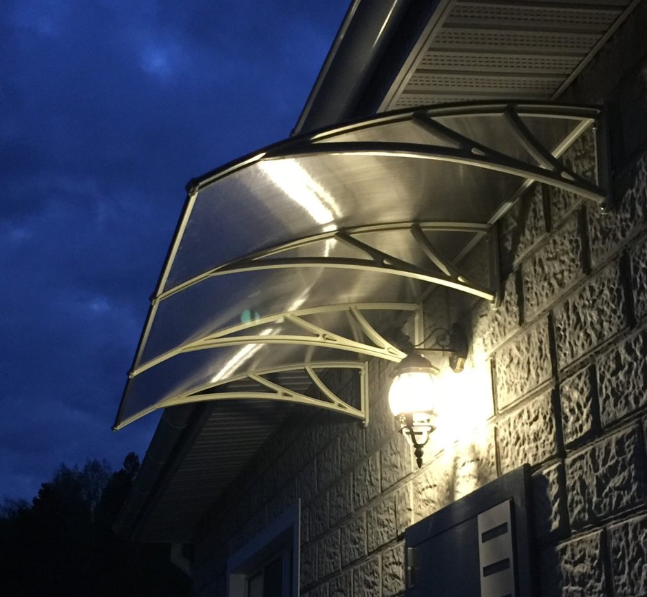 Освещение под навесом из поликарбоната