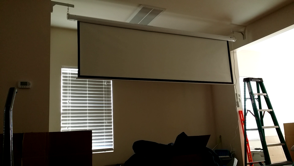 Экран для проектора выдвижной снизу