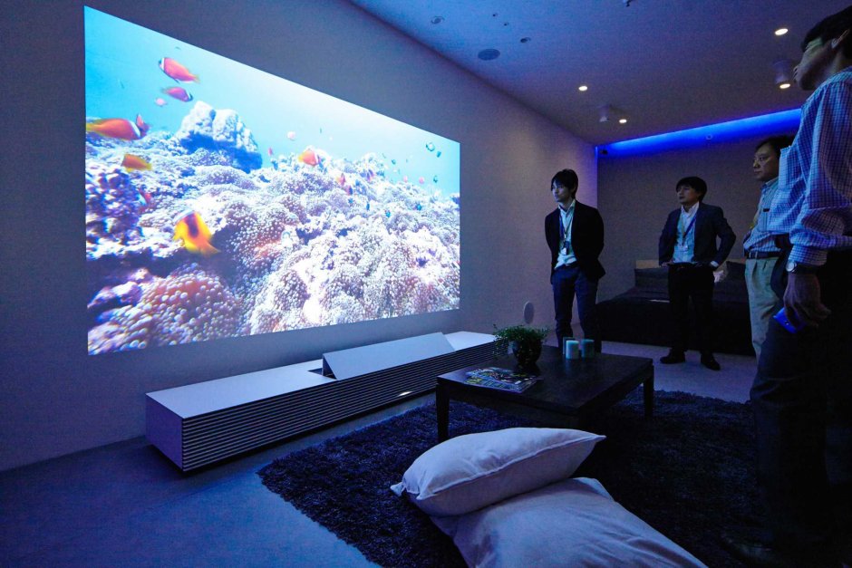 Проектор на стену дома