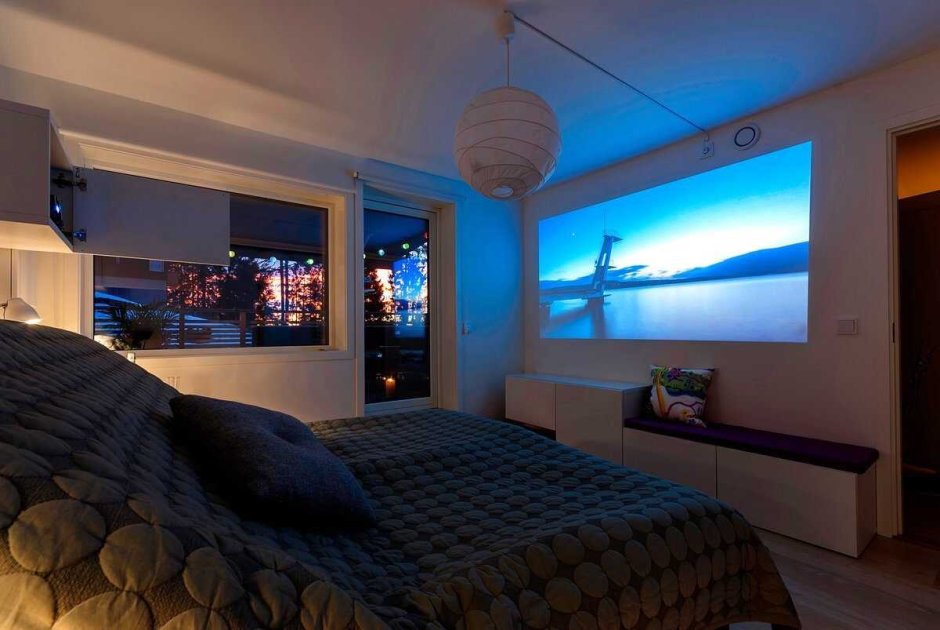 Комната с проектором