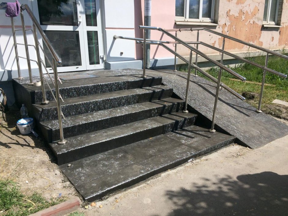 Металлическая лестница с пандусом