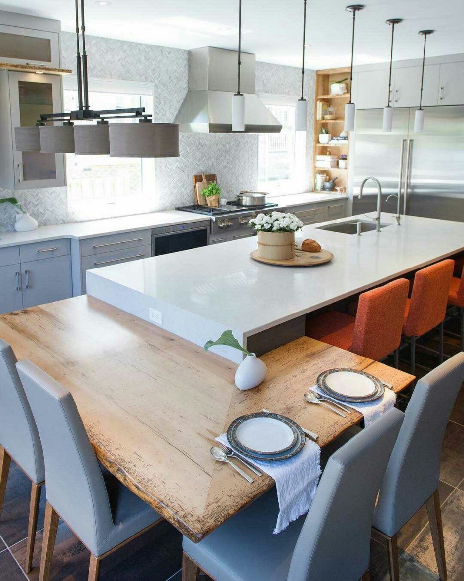 Обеденный стол совмещенный с кухней