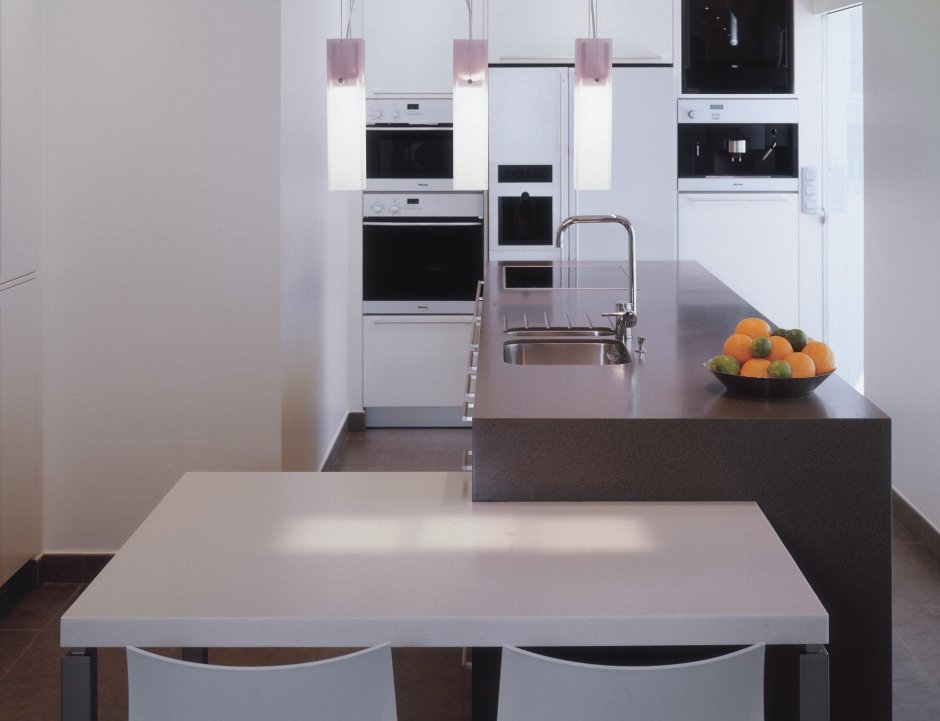 Кухня переходящая в стол