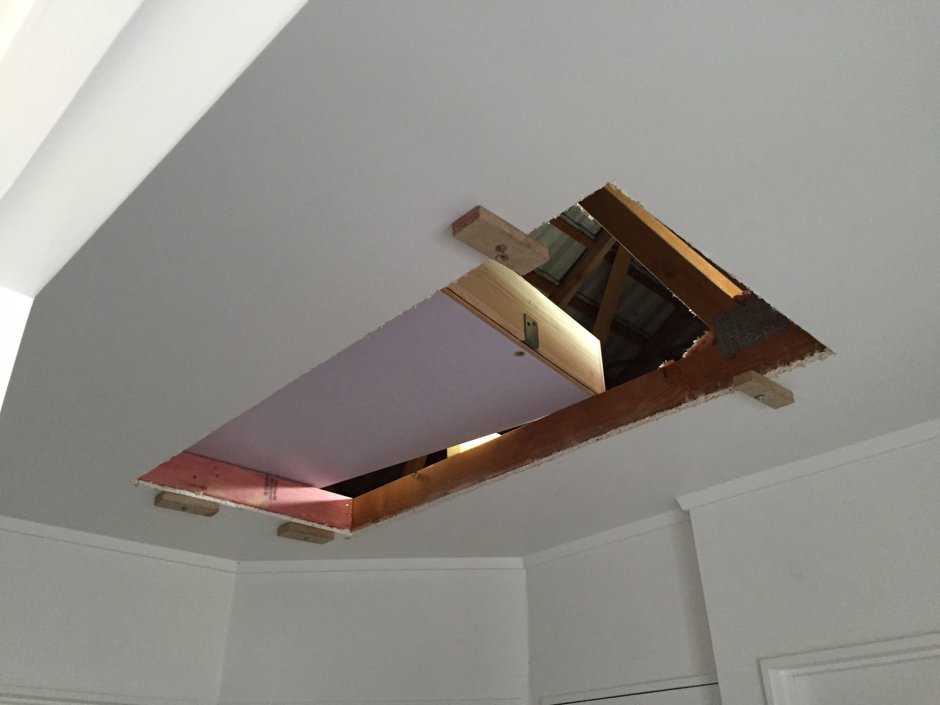 Потолок с чердачной лестницей