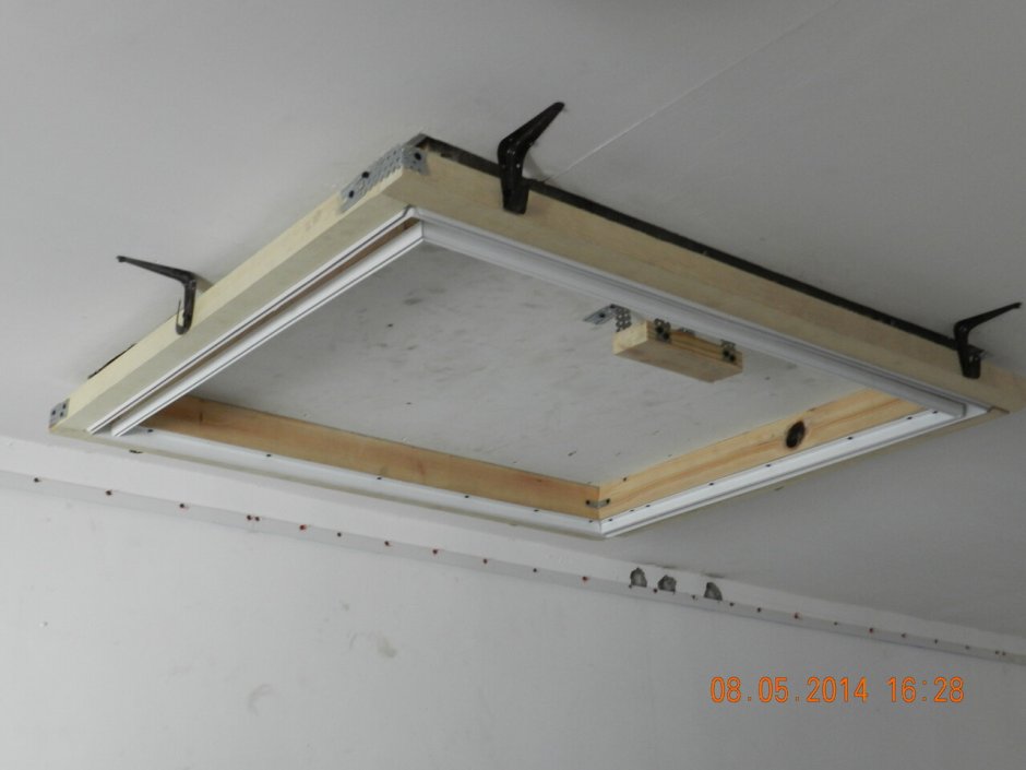 Натяжной потолок с люком на чердак