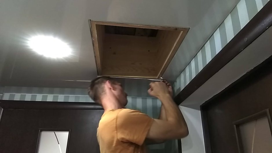 Обход люка натяжным потолком