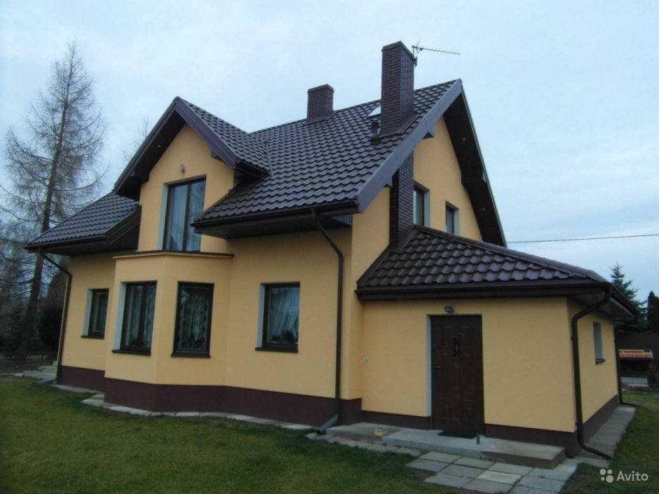 Коричневая крыша у дома и синий фасад