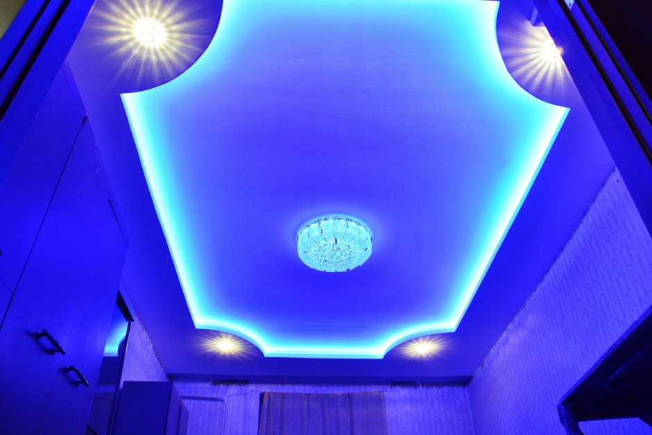 Натяжной потолок с подсветкой