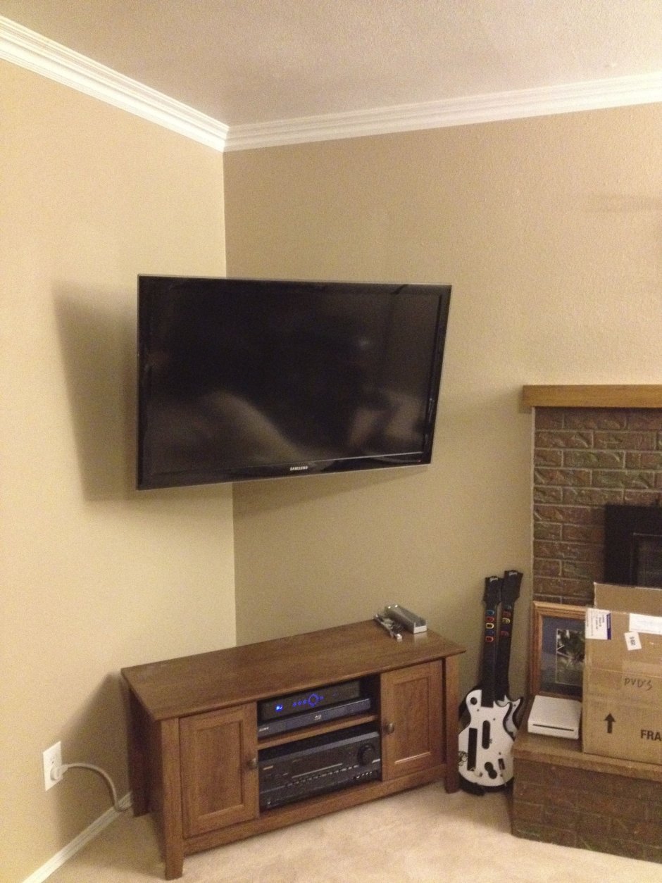 Телевизор в углу гостиной