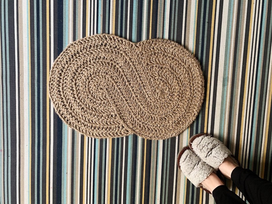 Коврик из рафии