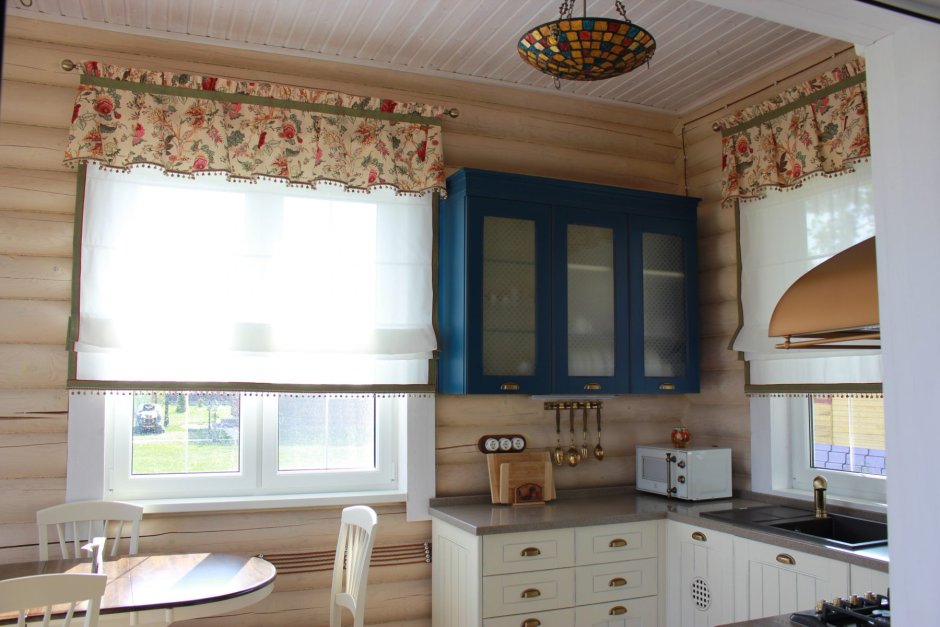 Кухонные занавески в деревянном доме