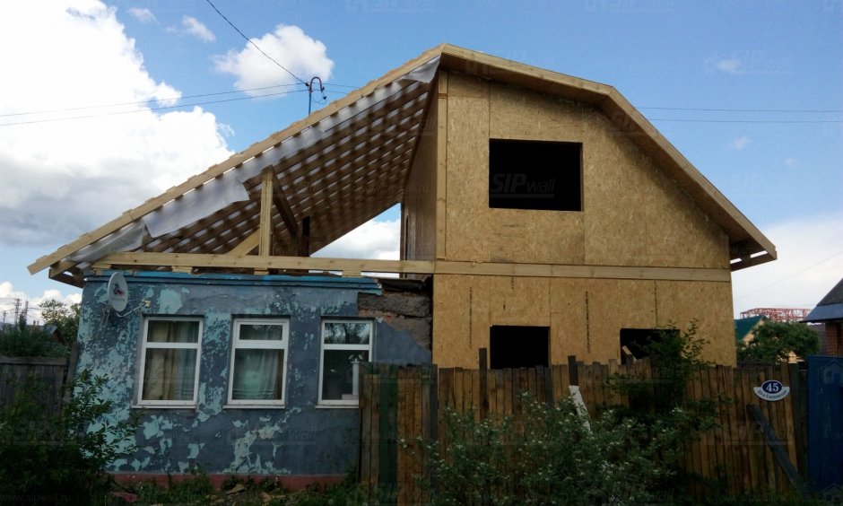 Двухэтажная пристройка к одноэтажному дому