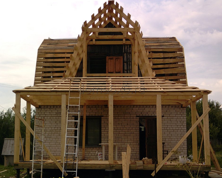 Ломаная крыша с пристройкой