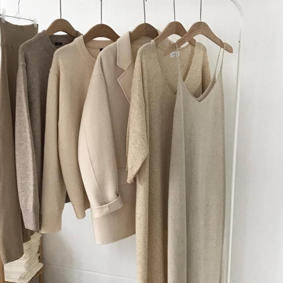 Одежда бежевая на вешалке