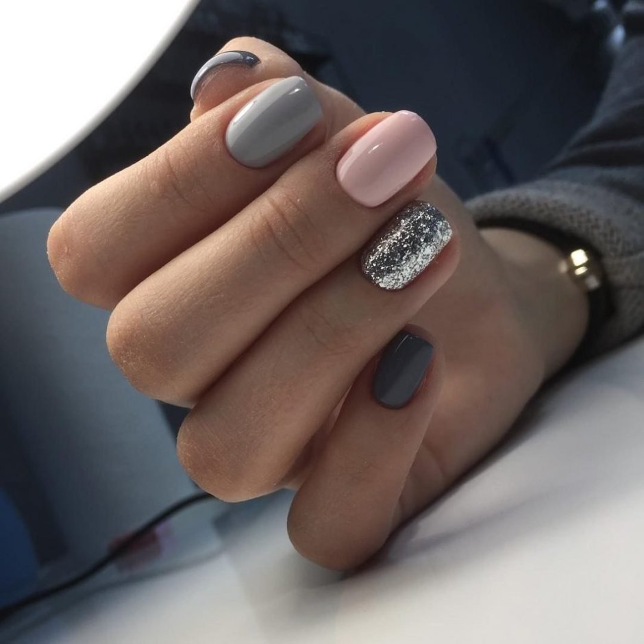 Серый маникюр