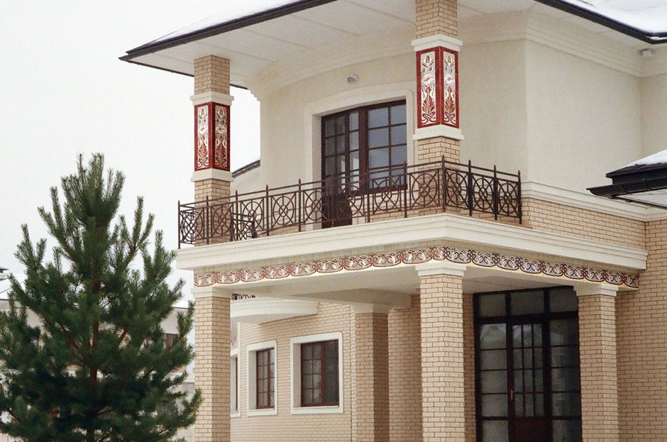 Балкон на колоннах в частном доме