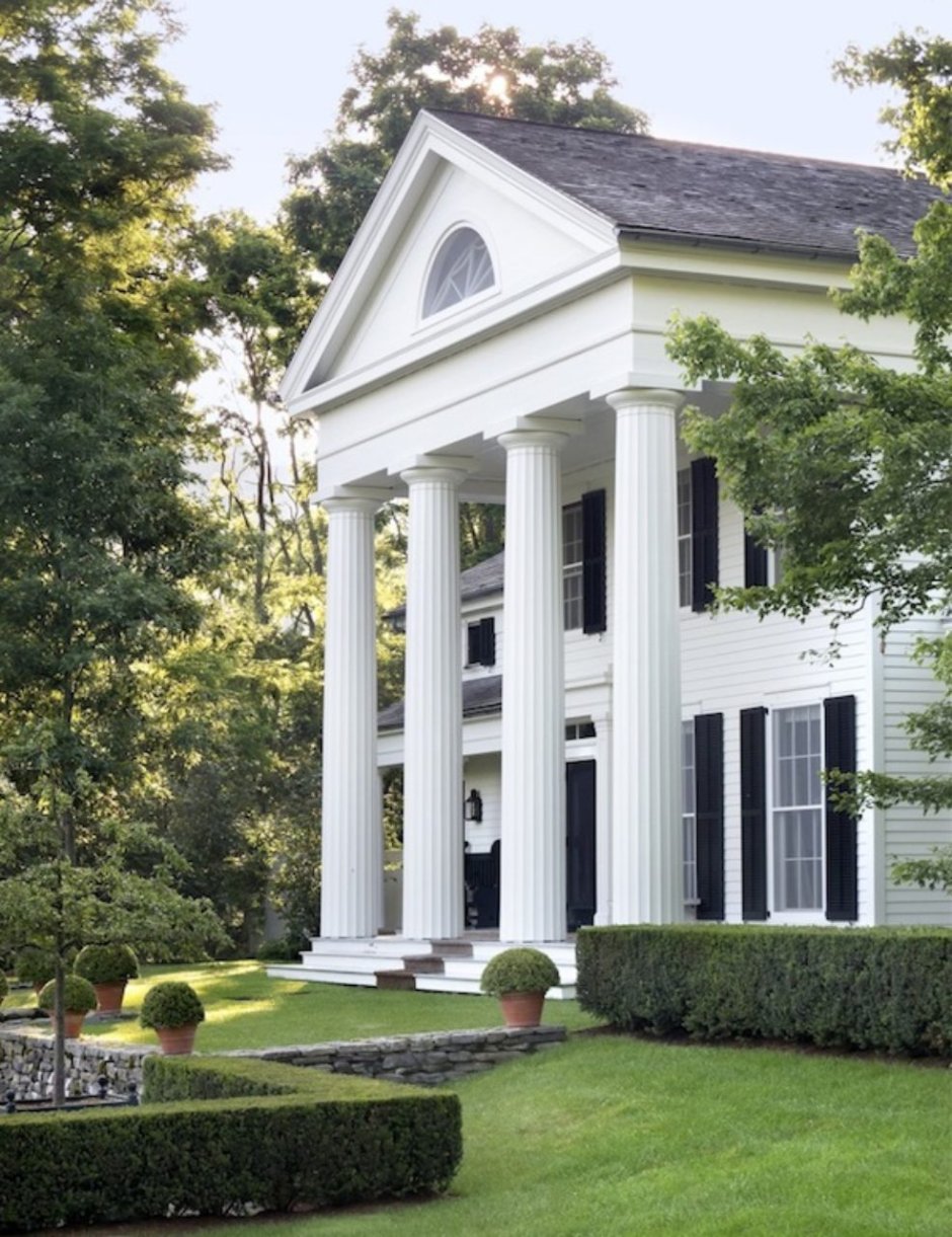 Белый дом с колоннами