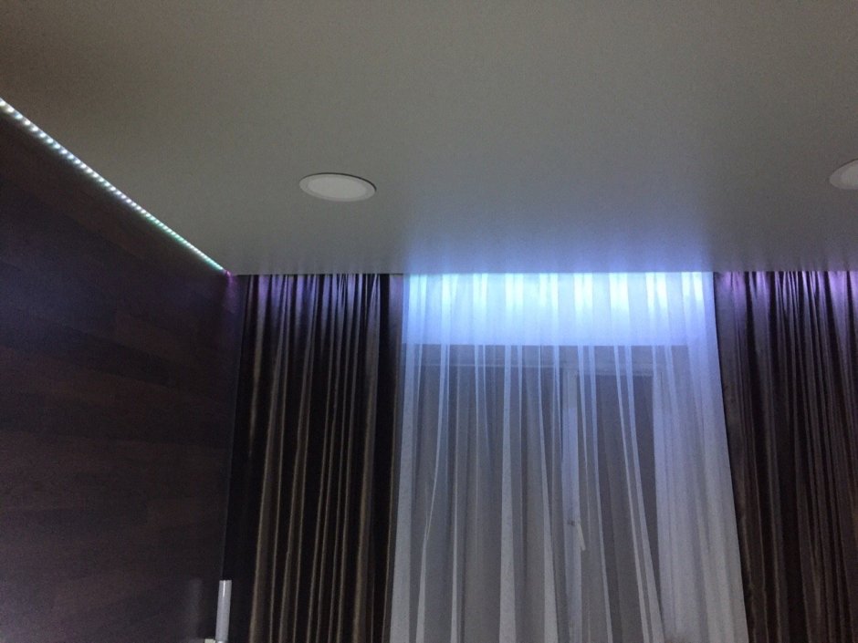 Спрятанная гардина в натяжном потолке с подсветкой