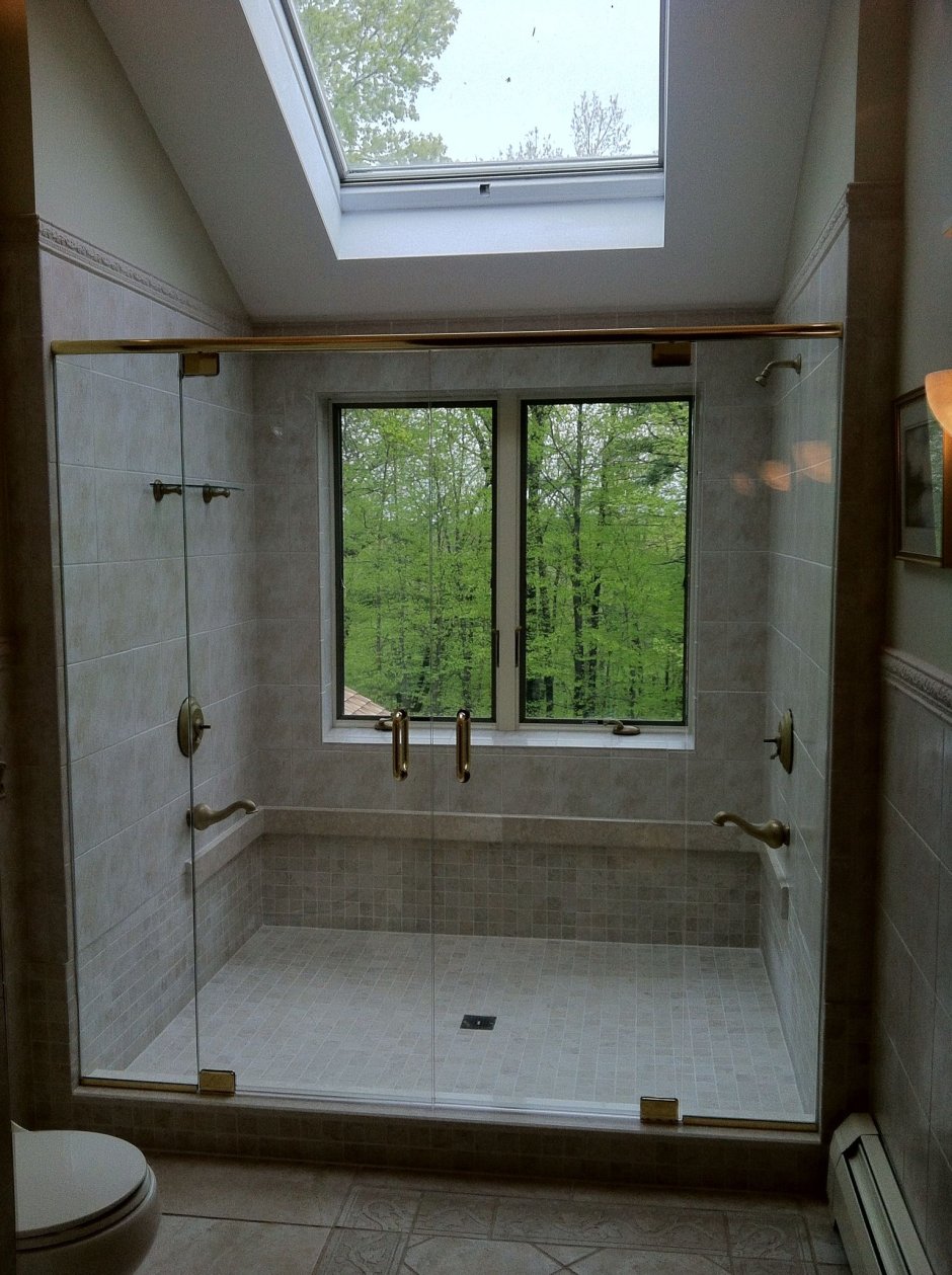 Душевая кабина у окна