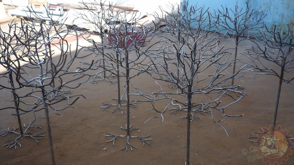 Дерево из металлических прутьев