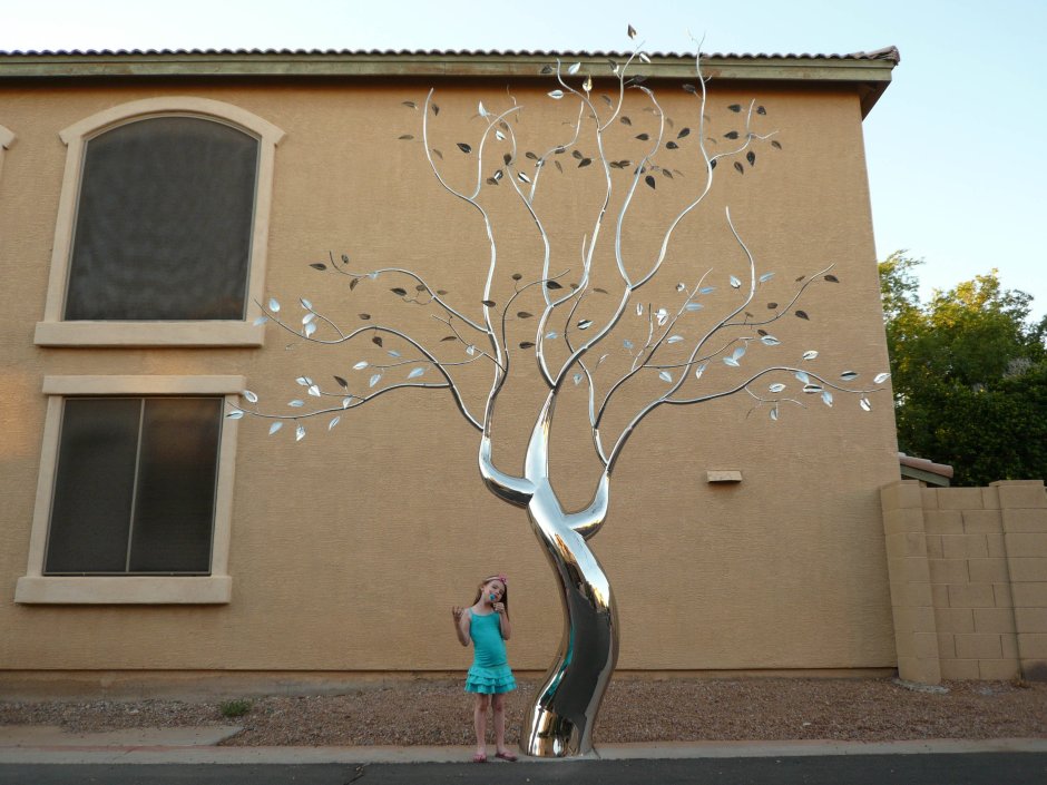 Стилизованное дерево из металла