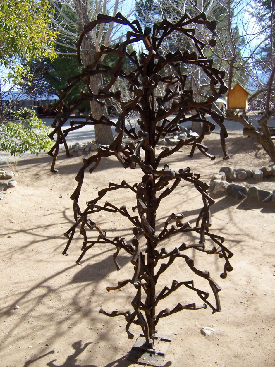 Дерево из металла для сада