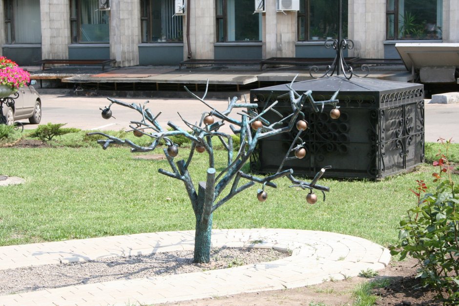 Парк кованых фигур Донецк розы