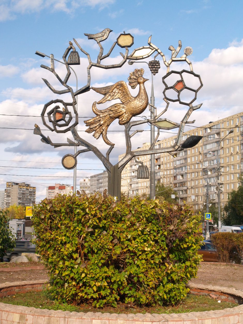 Скульптура в виде дерева