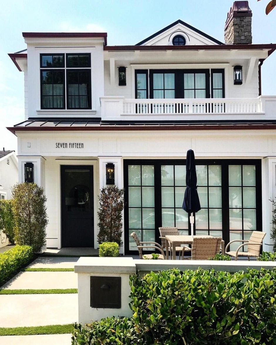 Черные окна на фасаде