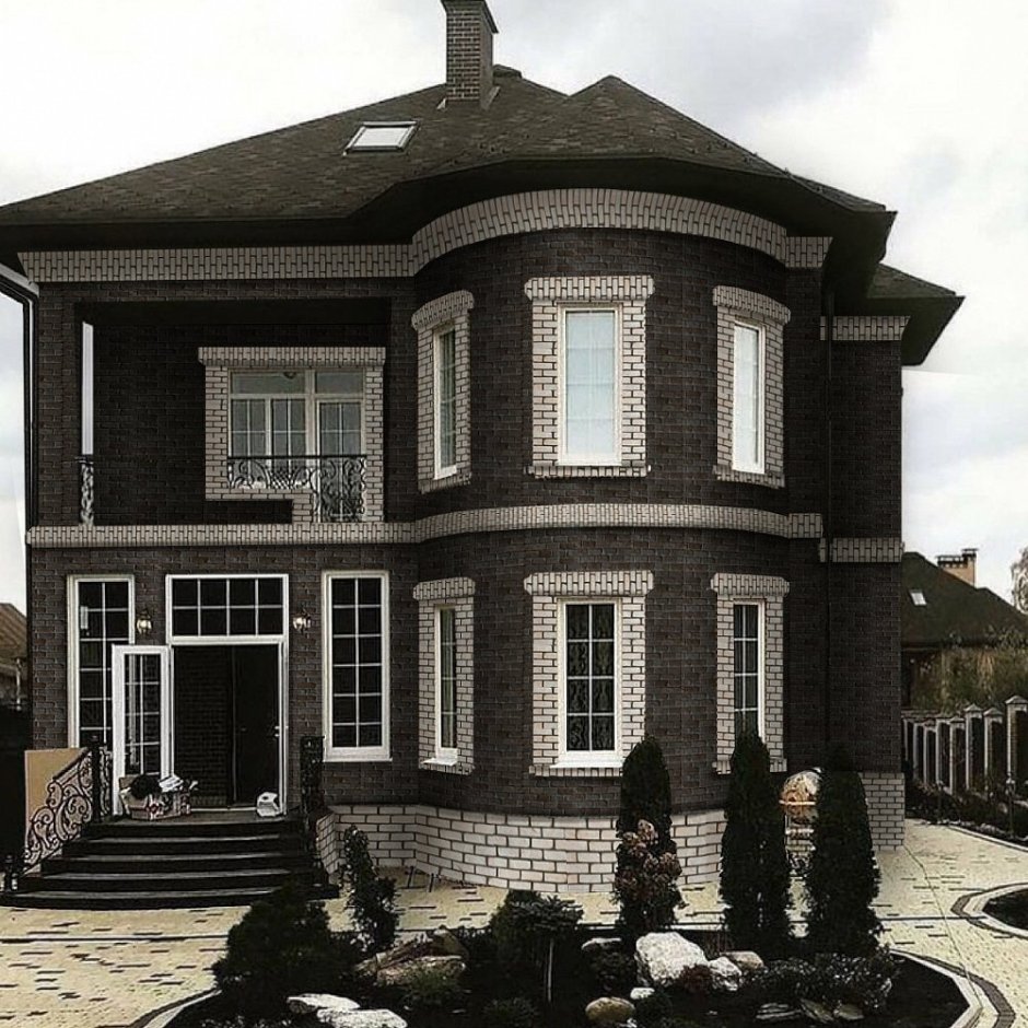 Коттедж из темного кирпича