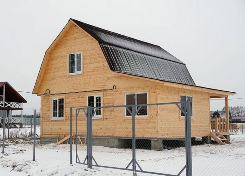 Пристройка к дому с ломаной крышей