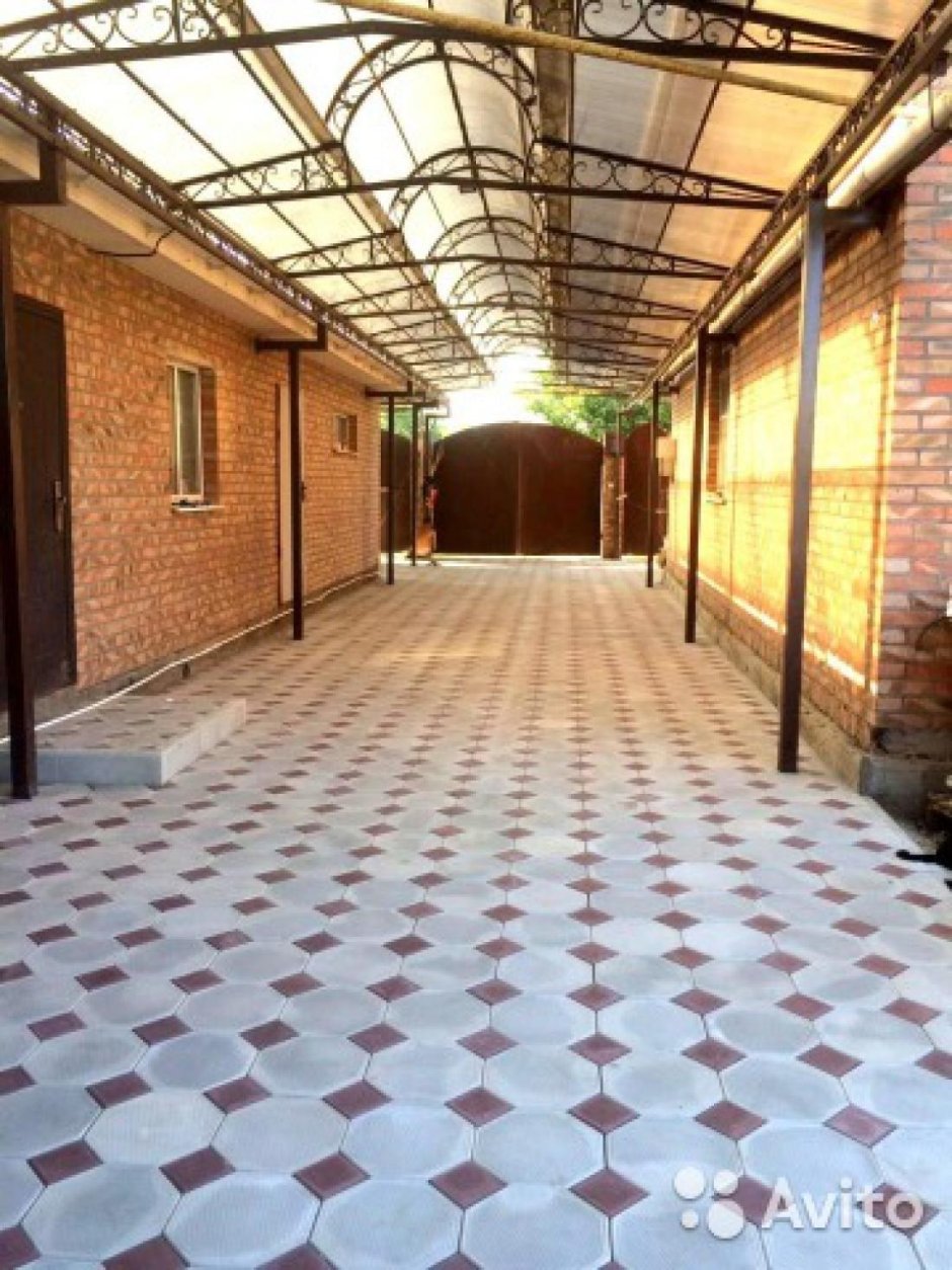 Плитка под навесом в частном доме