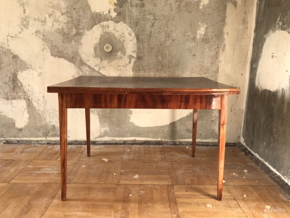 Старый лакированный стол