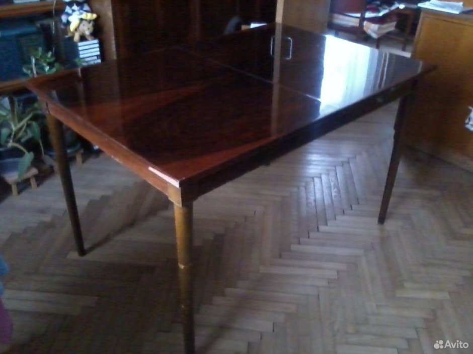 Пошаарпаный лакированный стол