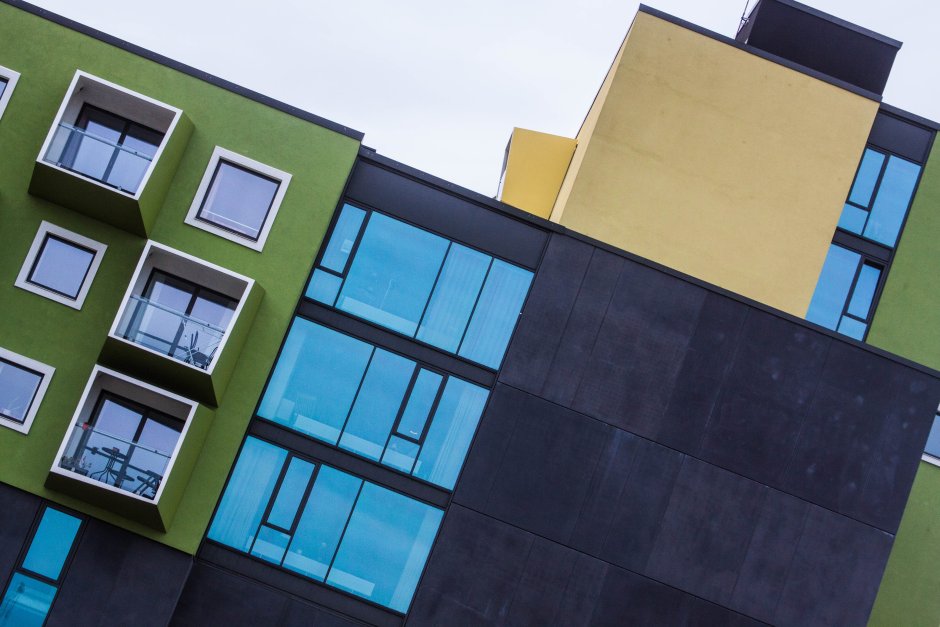 Фасад современного многоэтажного дома