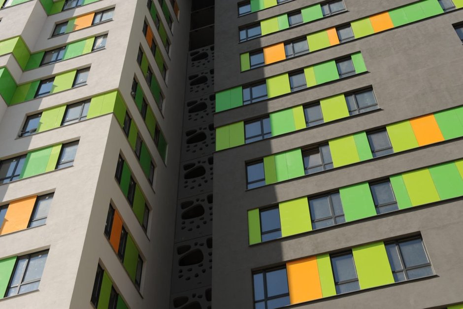 Современные штукатурные фасады многоэтажек