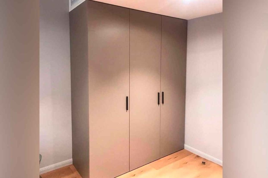 Шкаф матовый распашной