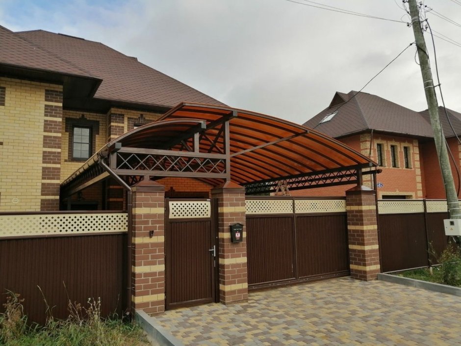 Закрытый двор частного дома с гаражом