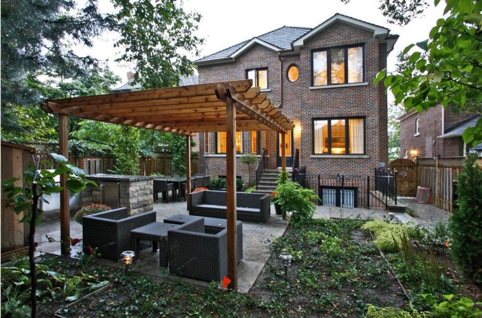 Двухэтажный дом с беседкой