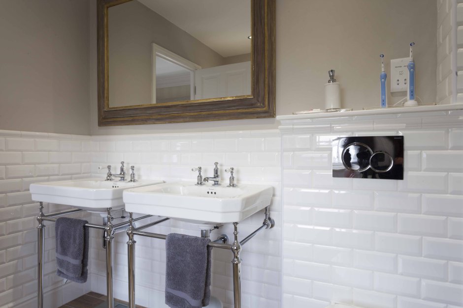 Розетка рядом с раковиной в ванной